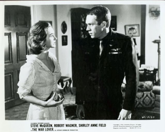 Shirley Anne Field (as Daphne) and Steve McQueen (as Buzz Rickson) in Daphne's apartment.